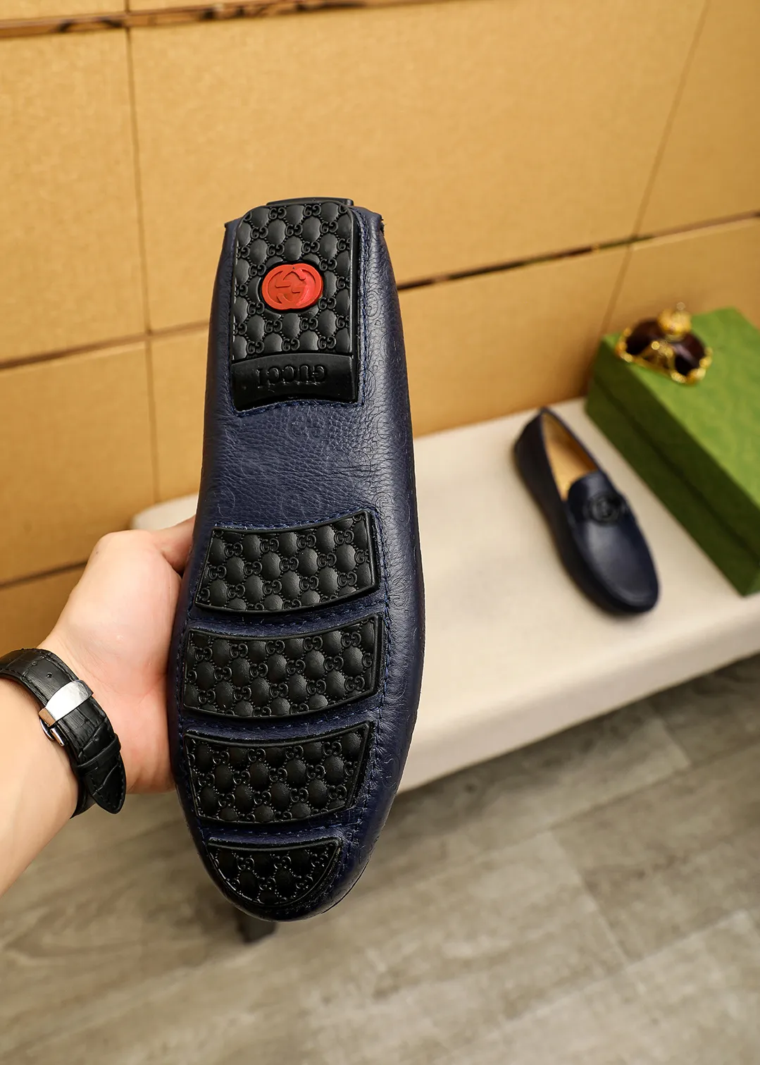 Men's shoes 💰420 💐 Product trademark: GUCCI "Gucci" Doudou shoes Regular size: 38-44 (45🉑️customized) Product materials: Selected imported first-layer calfskin embossed upper + luxury hardware buckle, imported sheep 🐑 leather lining. Strong three-dimensional visual effect, original outsole color: 2 colors available